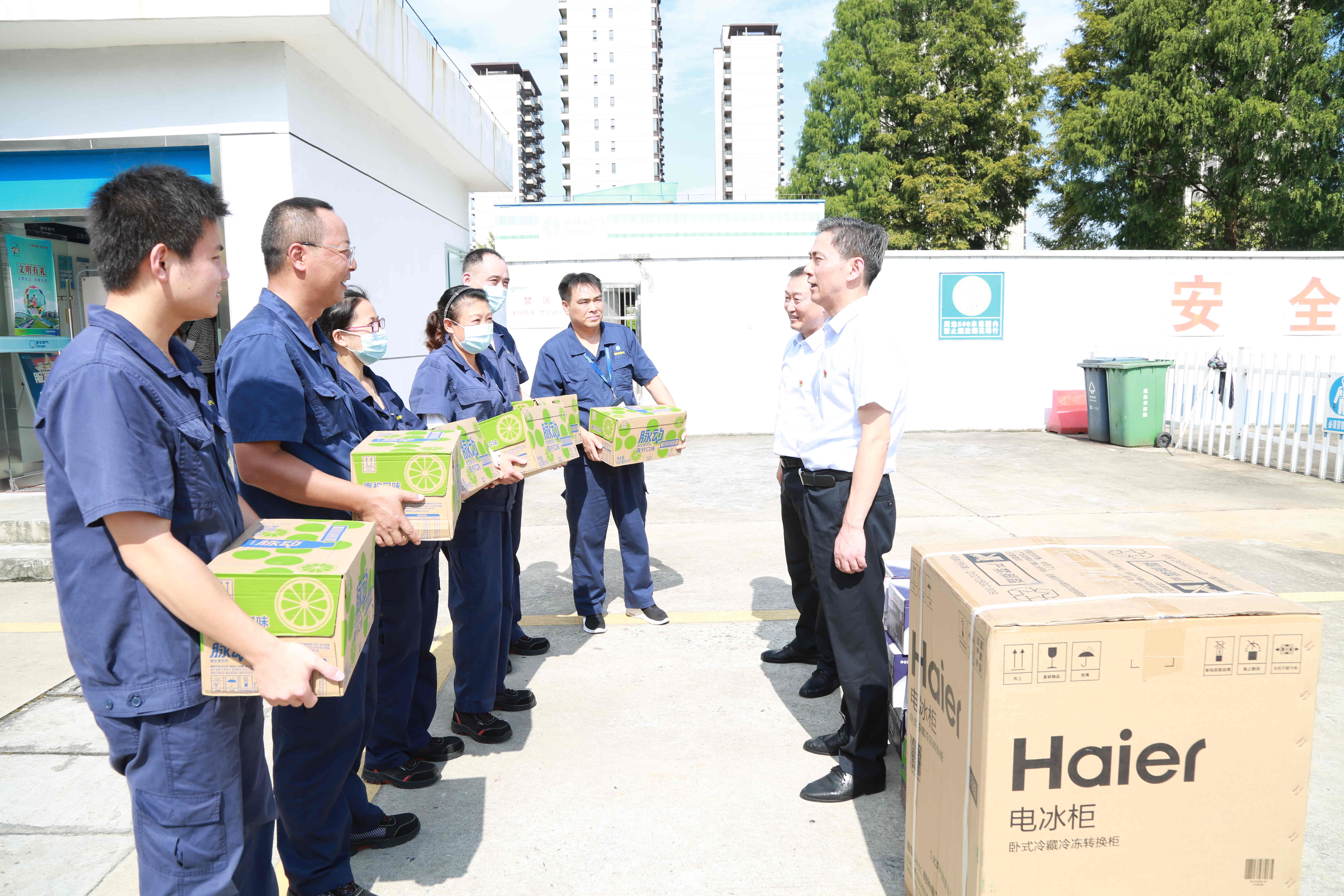 安全為本  情系職工——高溫季，安慶港華為職工撐起“遮陽傘”